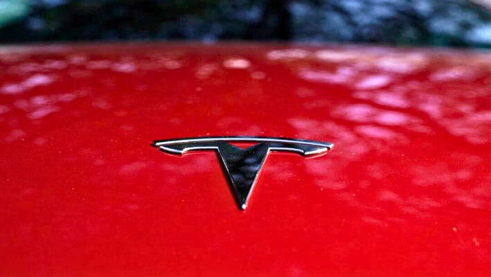 Un logotipo de Tesla en un vehículo en exhibición en Austin, Texas, el 22 de febrero de 2023. (Eric Gay/Foto AP)

