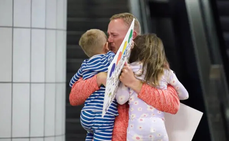 Bryan Hagerich abraza a sus hijos en el Aeropuerto Internacional de Pittsburgh tras ser condenado a una pena suspendida en las Islas Turcas y Caicos, el 24 de mayo de 2024. (AP/Screenshot vía The Epoch Times)