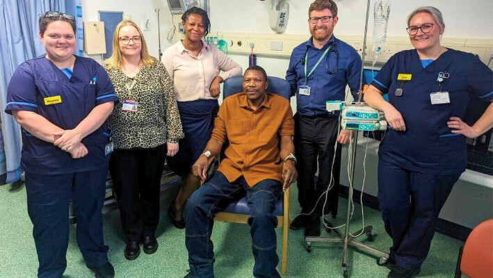 Elliot Pfebve (cuarto a la izquierda) con el personal del Hospital Queen Elizabeth de Birmingham, Inglaterra, en una fotografía de archivo sin fecha. (NHS Inglaterra/PA)