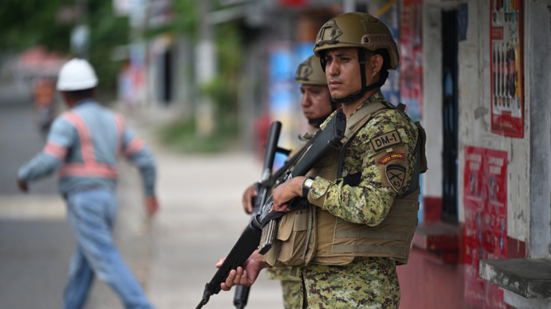 Soldados hacen guardia durante una patrulla como parte de las medidas de seguridad del gobierno salvadoreño en el marco del estado de emergencia de 25 meses en Chalatenango, El Salvador, el 15 de mayo de 2024. (ARVIN RECINOS/AFP vía Getty Images)