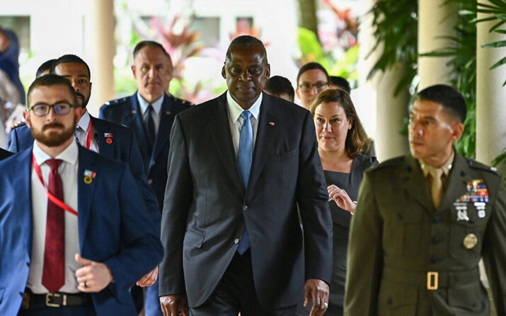 El secretario de Defensa de EE.UU., Lloyd Austin (centro), se marcha tras una reunión bilateral con el ministro de Defensa de China, el almirante Dong Jun, al margen de la 21ª cumbre del Diálogo de Shangri-La en el Hotel Shangri-La de Singapur, el 31 de mayo de 2024. (Nhac Nguyen/AFP vía Getty Images)