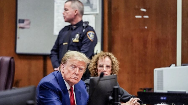 El expresidente Donald Trump comparece el 25 de marzo ante la corte penal de Nueva York con su abogada Susan Necheles para una audiencia previa al juicio. (Mary Altaffer-Pool/Getty Images)