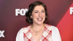 Mayim Bialik aborda el silencio de Hollywood sobre las víctimas del ataque de Hamás