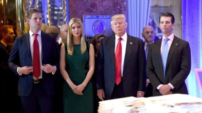 El expresidente Donald Trump, junto a sus hijos de izquierda a derecha Eric, Ivanka y Donald Jr., llega a una conferencia de prensa en la Torre Trump de Nueva York el 11 de enero de 2017. (Timothy A. Clary/AFP a través de Getty Images)