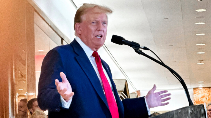 El expresidente Donald Trump habla con los medios de comunicación en la Torre Trump, un día después de ser declarado culpable de los 34 delitos, en Nueva York el 31 de mayo de 2024. (Juliette Fairley/The Epoch Times)