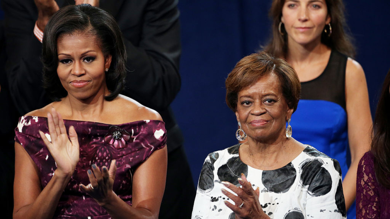 La ex primera dama Michelle Obama (i) aplaude con su madre Marian Robinson (d) durante el último día de la Convención Nacional Demócrata en el Time Warner Cable Arena el 6 de septiembre de 2012 en Charlotte, Carolina del Norte. (Win McNamee/Getty Images)