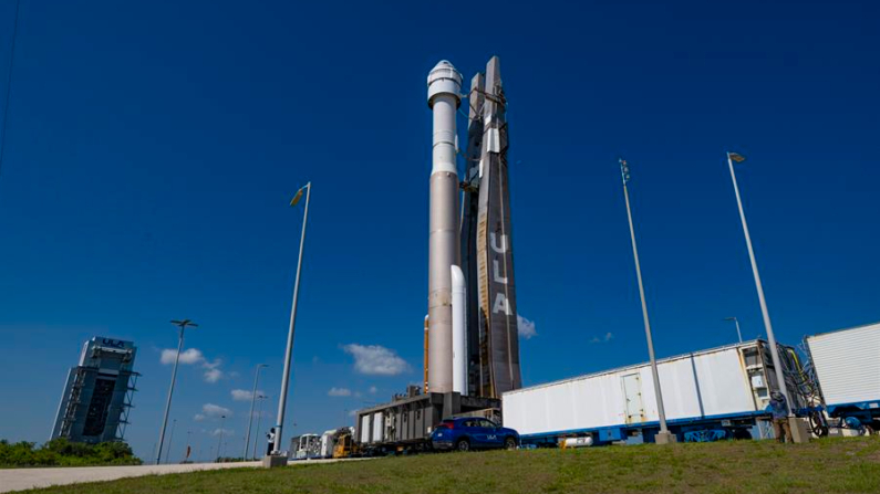 Fotografía cedida por United Launch Alliance (ULA) donde se muestra el cohete Atlas V con el Starliner de Boeing, en la Instalación de Integración Vertical (VIF) este jueves 30 de mayo de 2024 en Cabo Cañaveral (Florida). EFE/ULA