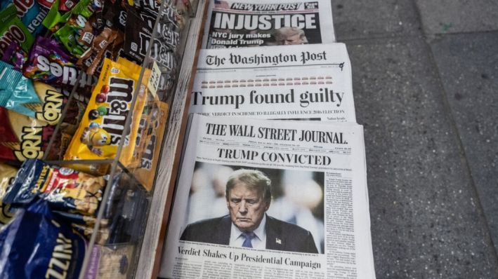 Fotografía de periódicos cerca de la Torre Trump antes de una conferencia de prensa del expresidente estadounidense Donald Trump en la Ciudad de Nueva York, el 31 de mayo de 2024. (Stephanie Keith/Getty Images)
