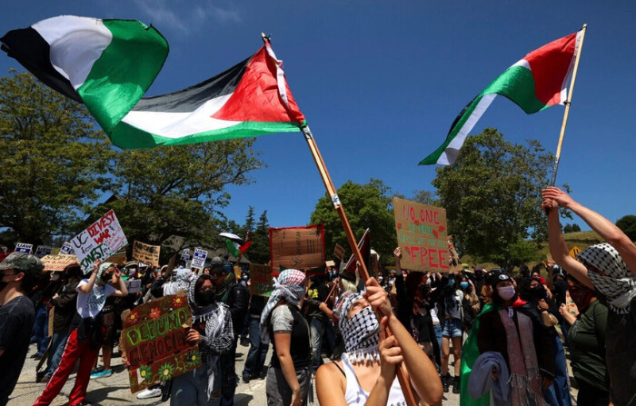 Estudiantes de posgrado de la Universidad de California en Santa Cruz y otros trabajadores académicos del sindicato UAW 4811 inician una huelga a la que se unen estudiantes de la UCSC por la Justicia en Palestina mientras forman un piquete en la entrada principal del campus el lunes 20 de mayo de 2024, en Santa Cruz, California (Shmuel Thaler/The Santa Cruz Sentinel via AP).