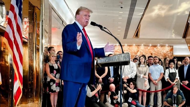 El expresidente Donald Trump se dirige a los medios de comunicación en la Torre Trump, en Nueva York, el 31 de mayo de 2024. (Juliette Fairley/The Epoch Times)