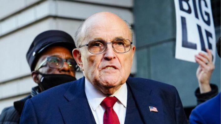 Rudy Giuliani, exabogado del expresidente Donald J. Trump, abandona el Tribunal de Distrito de EE.UU. E. Barrett Prettyman tras la deliberación del jurado, en Washington, el 15 de diciembre de 2023. (Madalina Vasiliu/The Epoch Times)