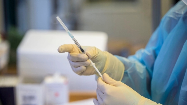 Un trabajador sanitario prepara una vacuna COVID-19 en una imagen de archivo. (Thomas Lohnes/Getty Images)