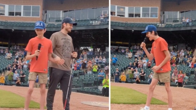 “Dios le dio este talento”: niño ciego sorprende al público en partido de béisbol con su canto