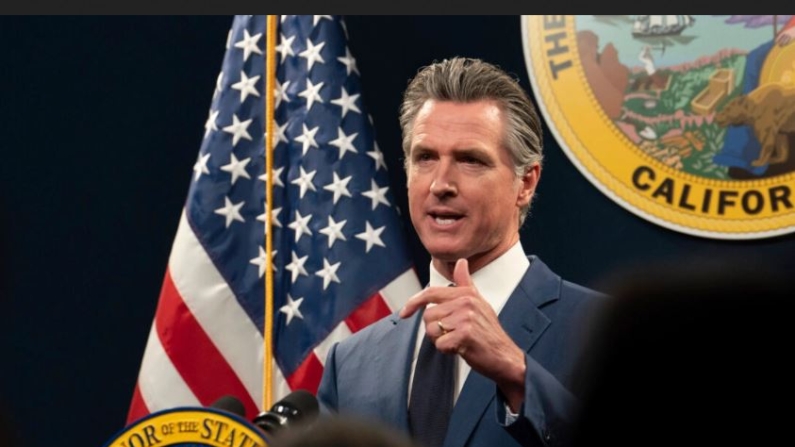 Newsom, responde a la pregunta de un periodista sobre su presupuesto estatal revisado para 2024-25 durante una rueda de prensa en Sacramento, California, el 10 de mayo de 2024. (Rich Pedroncelli/Foto AP)