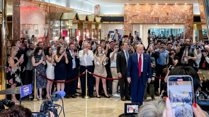 El expresidente Donald Trump llega para hablar con los medios en Trump Tower, un día después de ser encontrado culpable en los 34 cargos de felonía, en la ciudad de Nueva York el 31 de mayo de 2024. (Richard Moore / The Epoch Times)