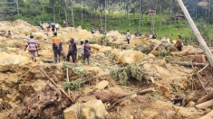 Gobierno de Papúa reduce a 670 la estimación de personas enterradas por la avalancha