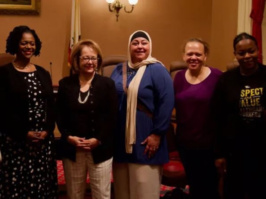 Senadoras Lola Smallwood-Cuevas y María Elena Durazo con los partidarios del proyecto de ley del Senado 828, después de que el proyecto de ley fuera aprobado por el comité del Senado sobre Trabajo, Empleo Público y Jubilación, el 29 de mayo de 2024. (Travis Gillmore/The Epoch Times)