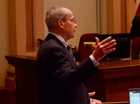 El senador Roger Niello debate el proyecto de ley del Senado 828 en el Capitolio antes de su aprobación en el pleno del Senado el 30 de mayo de 2024. (Travis Gillmore/The Epoch Times)