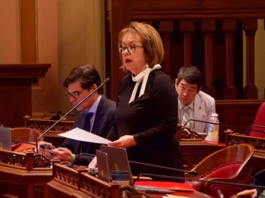 La senadora María Elena Durazo presenta el proyecto de ley 828 ante el pleno del Senado en el Capitolio el 30 de mayo de 2024. (Travis Gillmore/The Epoch Times)