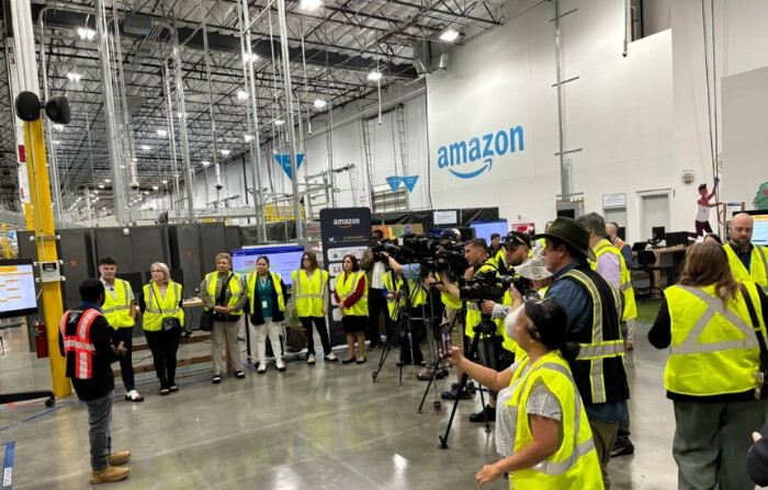 Trabajadores en el centro de cumplimiento de farmacia de Amazon en Corona, California, el 29 de mayo de 2024. (Amazon)