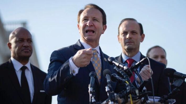 El fiscal general de Luisiana, Jeff Landry (centro), habla durante una rueda de prensa en el Capitolio de EE.UU. en Washington, el 22 de enero de 2020. (Drew Angerer/Getty Images)