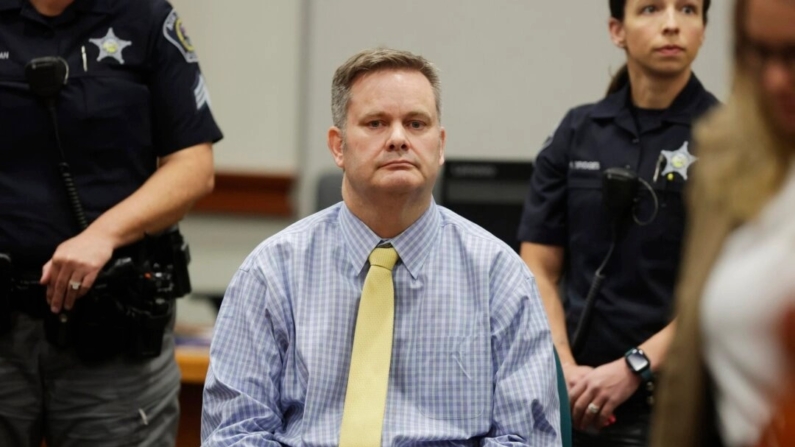 Chad Daybell se sienta en la mesa de la defensa tras la lectura del veredicto del jurado en su juicio por asesinato en el juzgado del condado de Ada en Boise, Idaho, el 30 de mayo de 2024. (Kyle Green/AP Photo, Pool)