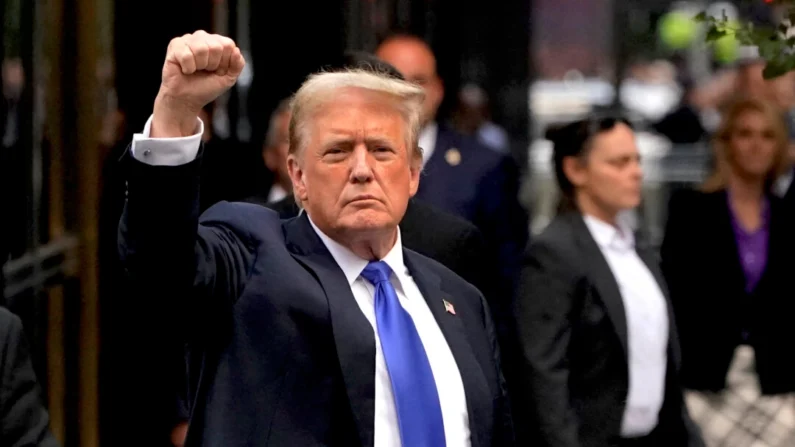 El expresidente y candidato presidencial republicano Donald Trump levanta el puño al regresar a la Torre Trump tras ser condenado en su juicio penal en Nueva York, el 30 de mayo de 2024. (Timothy A. Clary/AFP vía Getty Images)