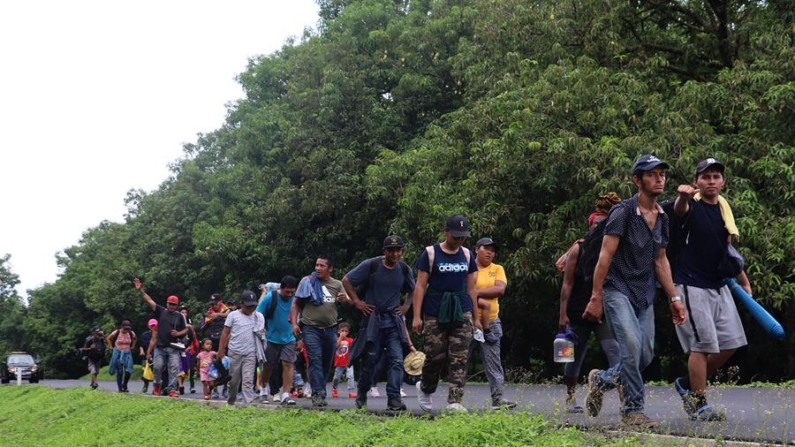 Migrantes caminan en caravana el 1 de junio de 2024 en el municipio de Huixtla en Chiapas (México). EFE/Juan Manuel Blanco