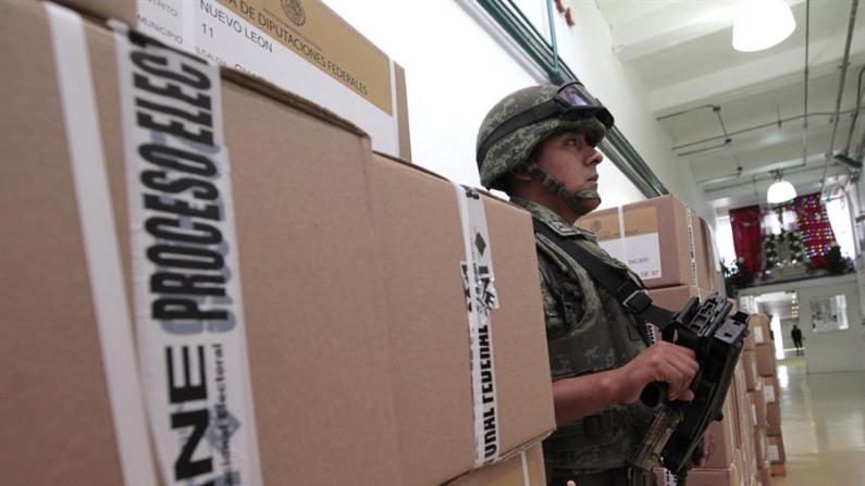 Fotografía de archivo de un soldado que custodia el proceso de impresión de las primeras boletas electorales para las elecciones presidenciales en México. EFE/Mario Guzmán