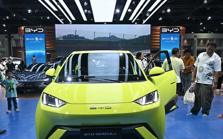 Un grupo de personas observa un coche BYD Seagull, del fabricante chino de vehículos eléctricos BYD Auto, en el Salón Internacional del Automóvil de Bangkok, en Nonthaburi, el 27 de marzo de 2024. (Lillian Suwanrumpha/AFP vía Getty Images)

