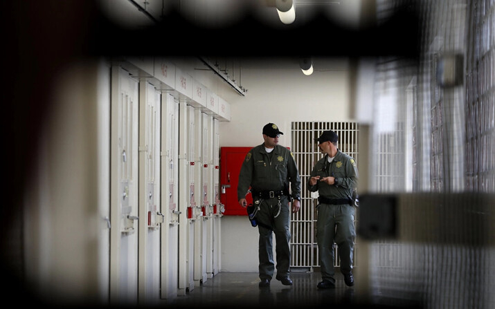 Funcionarios de prisiones patrullan el centro de ajuste del corredor de la muerte de la prisión estatal de San Quentin, en San Quentin, California, el 15 de agosto de 2016. (Justin Sullivan/Getty Images)