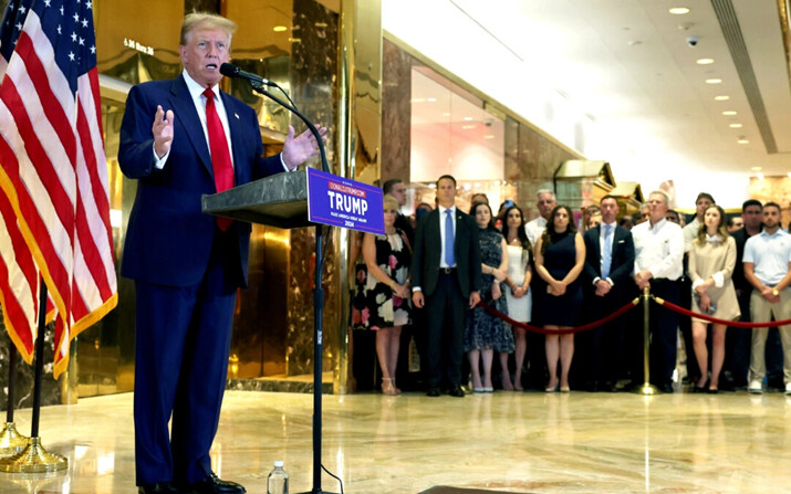 El expresidente Donald Trump habla en una rueda de prensa en la Torre Trump tras el veredicto de su juicio penal, en la Torre Trump de Nueva York, el 31 de mayo de 2024. (Spencer Platt/Getty Images)