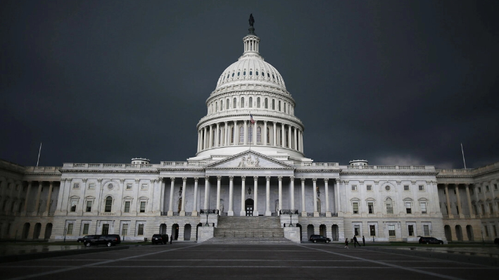 Nubes de tormenta llenan el cielo sobre el edificio del Capitolio de Estados Unidos en Washington el 13 de junio de 2013. (Mark Wilson/Getty Images)