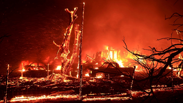 San Francisco: Sigue lucha contra incendio forestal avivado por viento