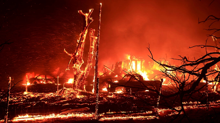 Una casa arde durante el Corral Fire en Bernard y Stearman carreteras, al oeste de Tracy, California, el 1 de junio de 2024. (Kent Porter/The Press Democrat vía AP)