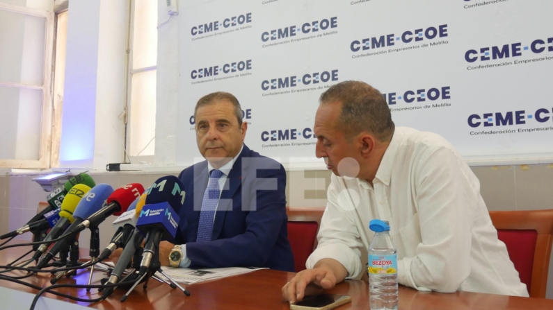 El presidente de la CEME-CEOE, Enrique Alcoba (i) y el vicepresidente, Chakib Mohamed durante la rueda de prensa ofrecida el 30 de mayo en Melilla. EFE/ Paqui Sánchez