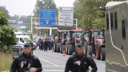 Caravanas de agricultores se concentran junto a la frontera para la jornada de protestas