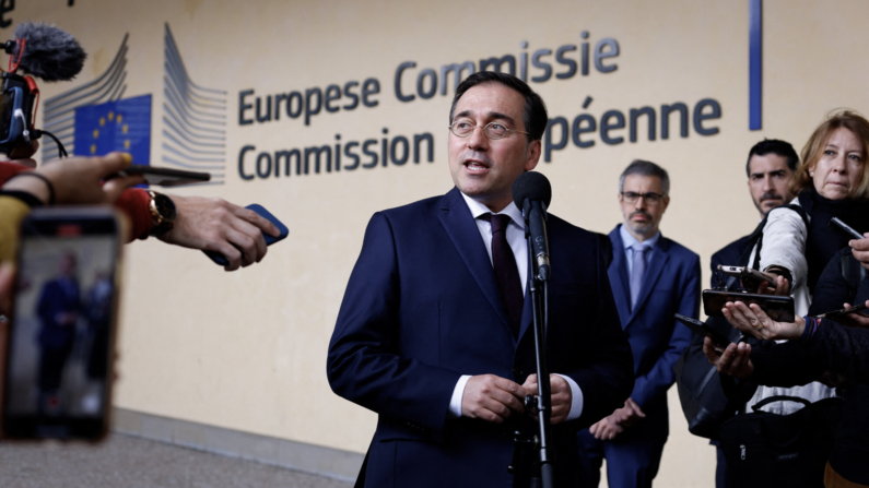 El ministro de Asuntos Exteriores de España, José Manuel Albares (C), habla con la prensa antes de una reunión con representantes de la Comisión Europea, Gran Bretaña y Gibraltar sobre el futuro de Gibraltar frente al edificio Berlaymont en Bruselas el 16 de mayo de 2024. (Foto de Kenzo TRIBOUILLARD / AFP) (Foto de KENZO TRIBOUILLARD/AFP vía Getty Images)