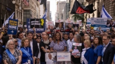 Desfile anual por Israel en NY se centra en la solidaridad, bajo la sombría sombra de la guerra de Gaza