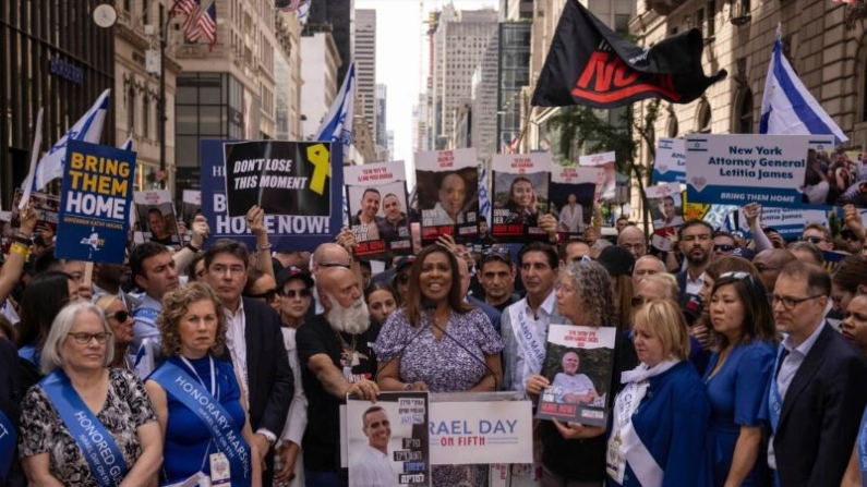 La fiscal general de Nueva York, Letitia James, habla durante el desfile anual del Día de Israel en la Quinta Avenida, en Nueva York, el 2 de junio de 2024. (Yuki Iwamura/Foto AP)
