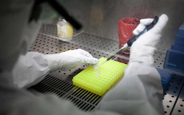 Un técnico de laboratorio manipula muestras en el laboratorio del Instituto Pasteur dedicado al virus del ébola, en Bangui, República Centroafricana, el 31 de mayo de 2018. (Florent Vergnes/AFP vía Getty Images)