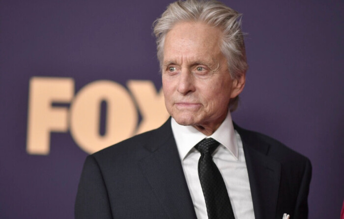 Michael Douglas llega a la 71ª edición de los Primetime Emmy Awards, en el Microsoft Theater de Los Ángeles, el 22 de septiembre de 2019. (Richard Shotwell/Invision/AP, Archivo)