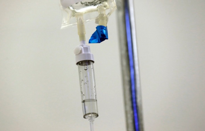 Se administran medicamentos de quimioterapia a un paciente en un hospital de Chapel Hill, Carolina del Norte, el 25 de mayo de 2017. (Gerry Broome/Foto AP, archivo)