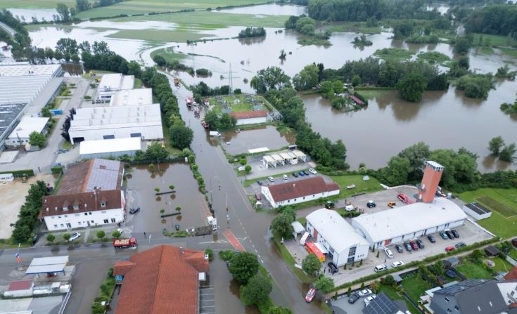 Secciones de la ciudad están inundadas por el agua, en Reichertshofen, Alemania, el 2 de junio de 2024. (Sven Hoppe/dpa vía AP)