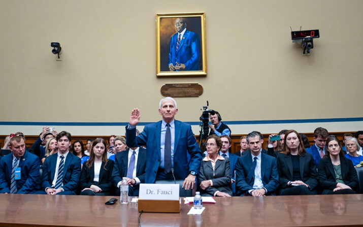 El Dr. Anthony Fauci presta juramento antes de testificar ante el Subcomité Selecto sobre la Pandemia de Coronavirus, en Washington, el 3 de junio de 2024. (Madalina Vasiliu/The Epoch Times)
