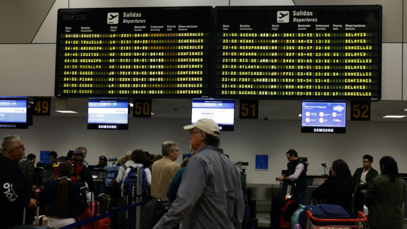 Los viajeros permanecen varados en el principal aeropuerto internacional Jorge Chávez de Perú, en Callao, provincia adyacente a Lima, después de que se cancelaran los vuelos por un fallo en las luces de la pista, el 3 de junio de 2024. (Juan Carlos Cisneros/AFP vía Getty Images)