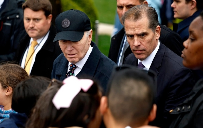 El presidente Joe Biden y su hijo Hunter Biden conversan con los invitados durante la Fiesta del Huevo de Pascua de la Casa Blanca en el Jardín Sur, el 1 de abril de 2024. (Chip Somodevilla/Getty Images)