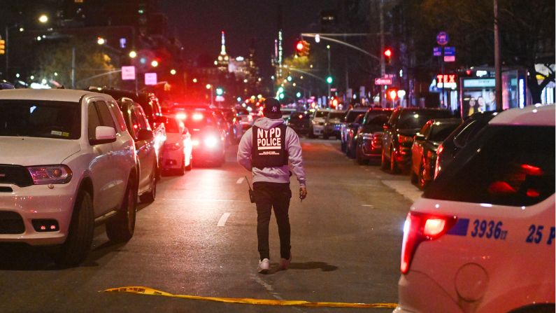 Imagen de archivo: Los oficiales de policía acordonan la escena después de que dos oficiales de la NYPD fueran baleados en Harlem el 21 de enero de 2022 en la ciudad de Nueva York. Un oficial murió y el otro permanece en condición crítica en el Hospital de Harlem. (Alexi Rosenfeld/Getty Images)