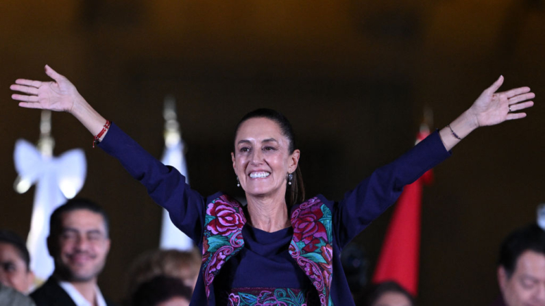 La presidenta electa de México, Claudia Sheinbaum, celebra tras los resultados de las elecciones generales en la Plaza del Zócalo de Ciudad de México, el 3 de junio de 2024. (Carl De Souza/AFP vía Getty Images)