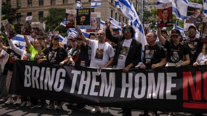 Familiares de rehenes israelíes marchan durante el Desfile anual del Día de Israel en la Quinta Avenida de Nueva York, el 2 de junio de 2024. (Yuki Iwamura/Foto AP)
